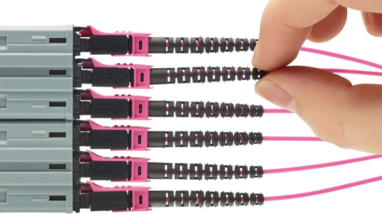 Les connecteurs multifibres MPO-QR des réseaux fibre ont fait l’objet de nouveaux tests